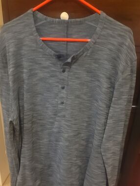 NWOT lululemon athletica Men's Long-Sleeve Henley in Heather Blue-Gray
